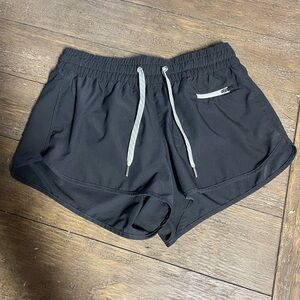 Vuori Black Athletic Shorts Lightweight Performance Design. 2.5 inseam